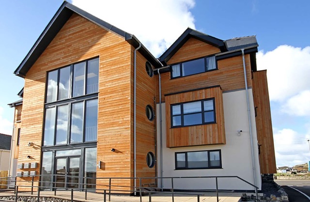 THE BAY, pet friendly, luxury holiday cottage in Trearddur Bay