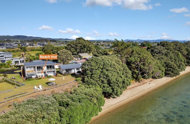 The Beach Hut - Waterfront Studio at Harbour Lights
