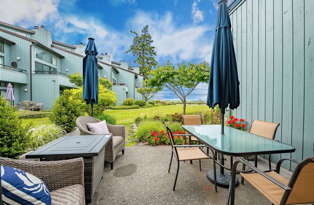 The Beach Retreat-Stylish 2-bedroom view condo in Birch Bay