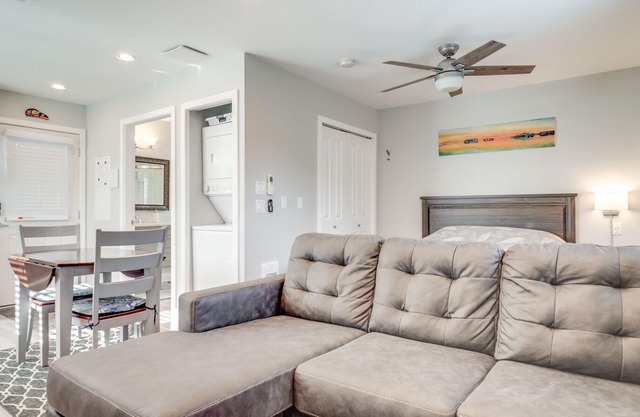 The Bear Studio House: Open concept house that sleeps up to 4