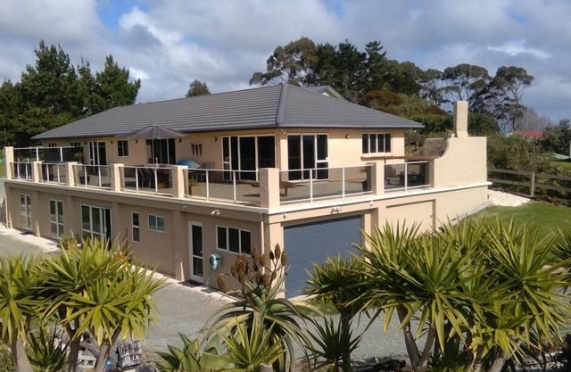 THE BEST LOCATED HOUSE ON THE KARIKARI PENINSULA