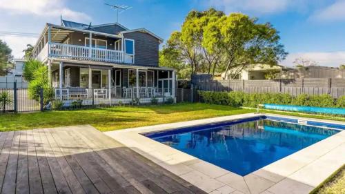 The Birkdale with Heated Pool by Ready Set Stay - BYO Linen and Towels