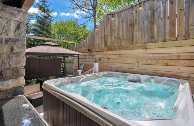 The Blue House: Hot Tub, Fire Pit + Prime Location