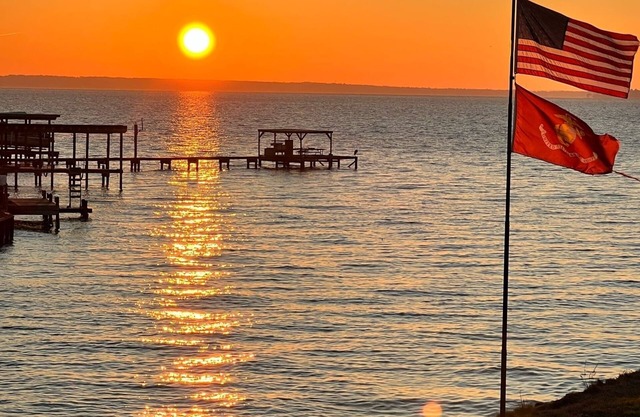 The "Bluewater Dream" Waterfront Lake House with dock & spectacular views +WIFI