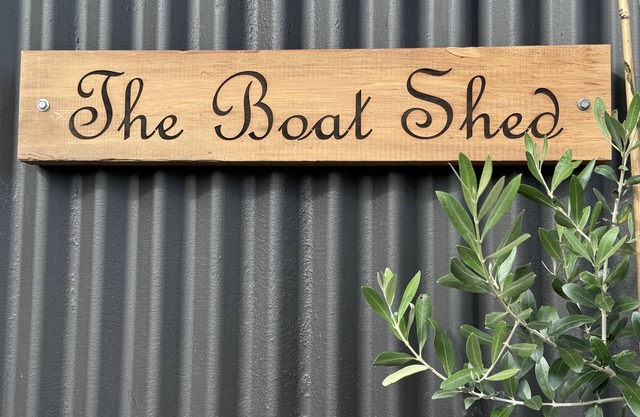 The Boat Shed is a boutique, rustic style 2 bedroom studio close to the river.