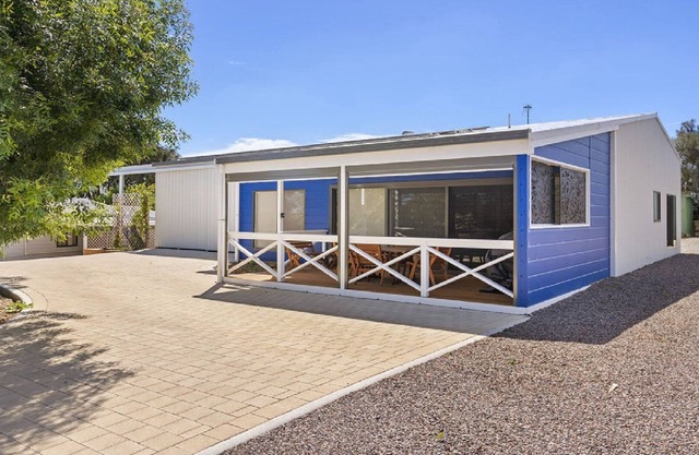 The Boathouse - Perfect 2 bedroom Property close to all Town Facilities