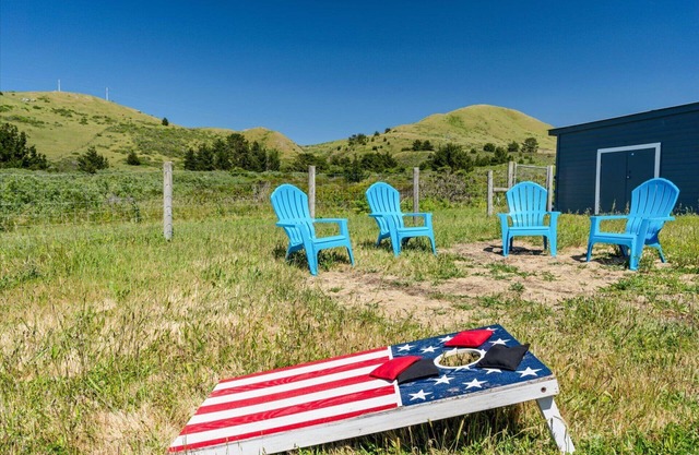The Bodega House~Enchanting Seaside Retreat! Beach & Pastures!WiFi/Yard Games