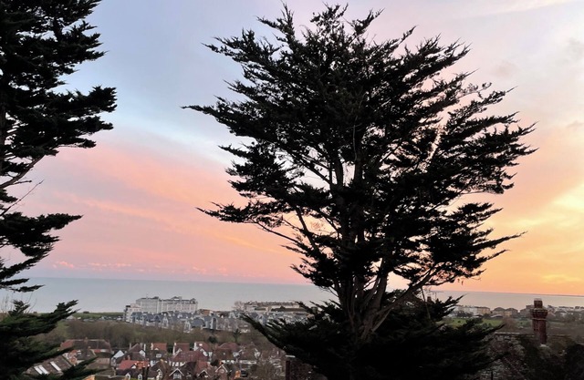 The Bolt Hole Hythe panoramic sea views, parking, garden, 5 min to eurotunnel