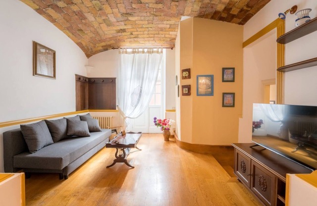 The British Corner, Central Cozy Loft with Garden