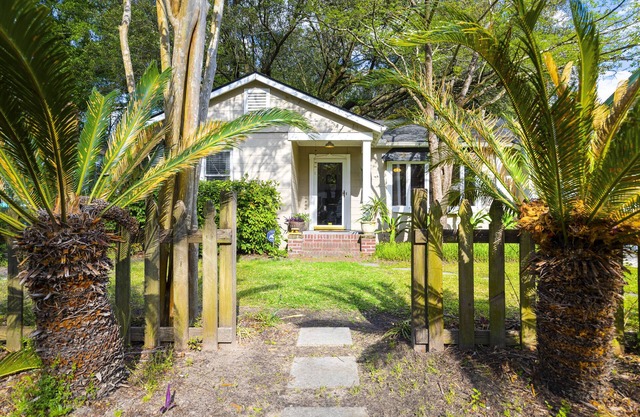 The Bungle House Blues. 10 Mi to Downtown. 15 mi to Beach. Walk to Park Cirlcle.