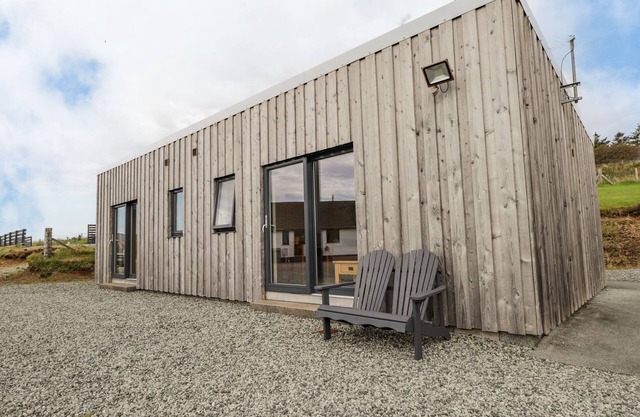 THE CABIN, romantic, character holiday cottage in Dunvegan
