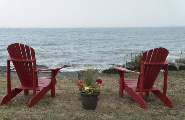 The Cabines du Phare are located in Rimouski by the sea. They are composed of te