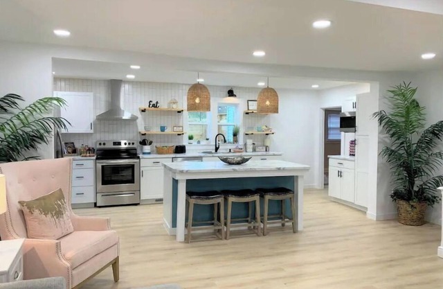 The Callie- Downtown by the square & park. Tons of Parking. On 3 Acres!