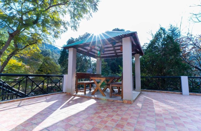 The camphor Tree Lakefront Jungle Lodge by Earthaa Escapes