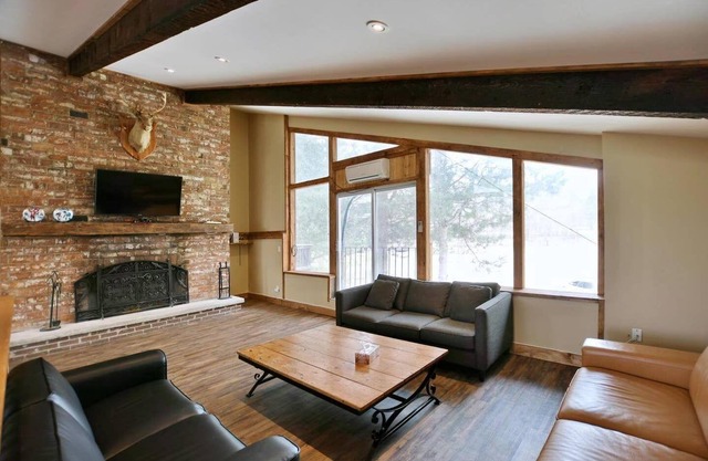 The Caribou Chalet (hot tub, sauna, 7-bedroom, sleeps 18)