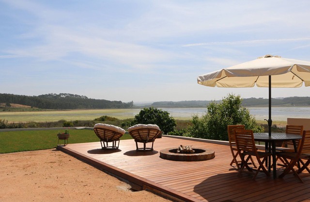 The Casinha, located in a paradisiacal place has, in the background, the Lagoon.
