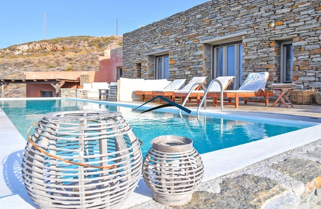 The "Charming Waterfront Retreat", with a pool & access to the sea, near Otzia