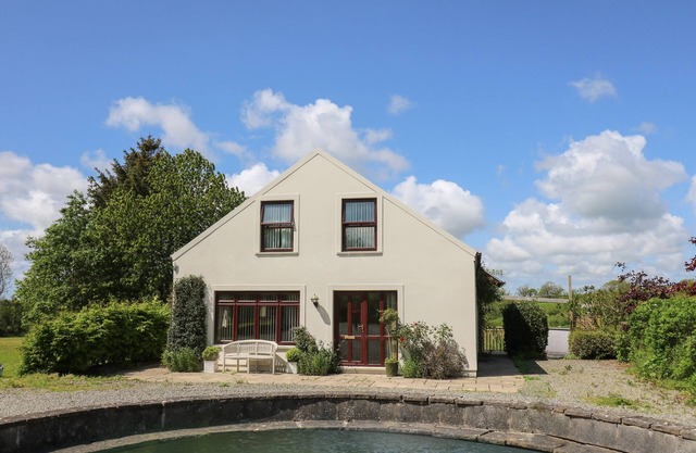 THE CLOVE, family friendly, with hot tub in Haverfordwest