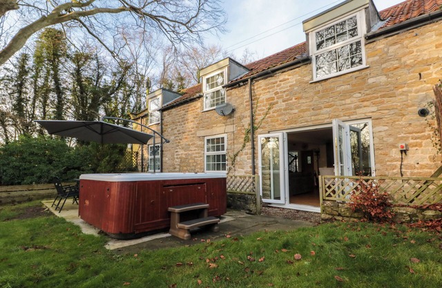 THE COACH HOUSE, pet friendly, with hot tub in East Ayton