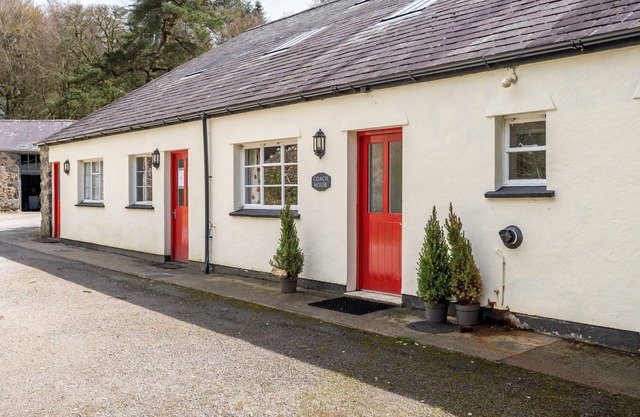 The Coach House - sleeps 10 guests in 5 bedrooms