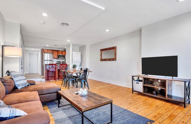 The Collar City Oasis |Pet Friendly|Workspace|Laundry|Hospitals & Colleges|WIFI
