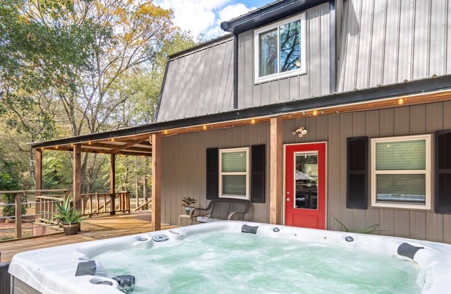 The Cottage at Hidden Creek w/ Hot Tub & Firepit