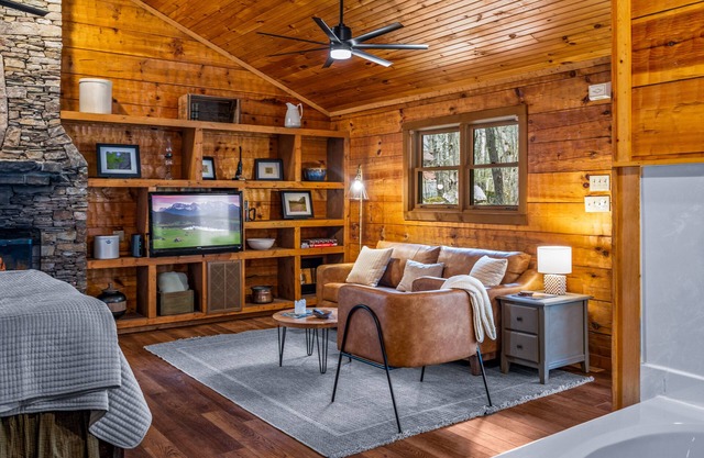 The Cove: Nestled amongst huge boulders and trees - Pool and Fitness Access!