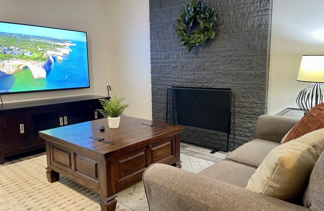 The Cozy Edge - 2br Home with warm fireplace!