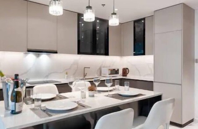 The Crest-Metropole with Bathtub Skyline City view