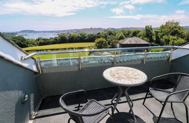 THE CROWS NEST, pet friendly, country holiday cottage in Flushing