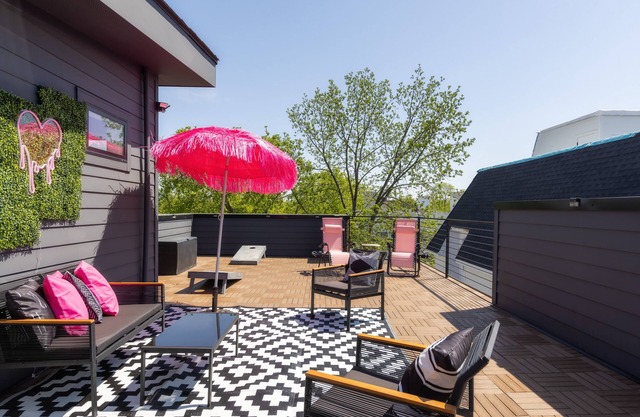 The Dolly + Iconic Women of Country 4bd Townhome! 8 min ->DT!