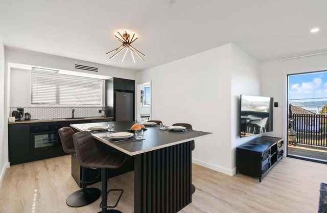 The Fairlady | Stylish & Warm with Lake Views!