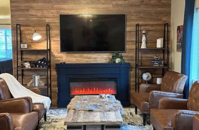 The Farmhouse & Bunkhouse at Rockin’ View Ranch- Farm Charm Hideaway