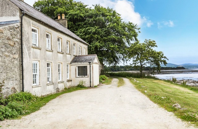 THE FERRY HOUSE, pet friendly in Ramelton, County Donegal