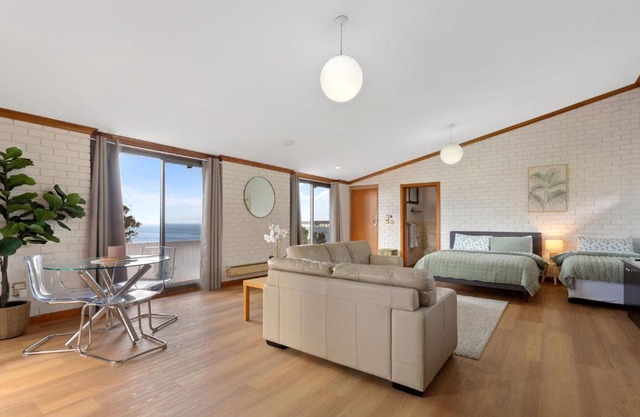 The Flaxman Studio - Panoramic Ocean Views