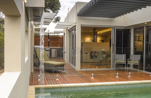 The Frames 'Pastiche' Luxury Retreat overlooking River Murray private Pool, Spa