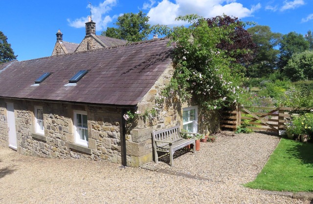 THE GARDEN COTTAGE, romantic, luxury holiday cottage in West Woodburn