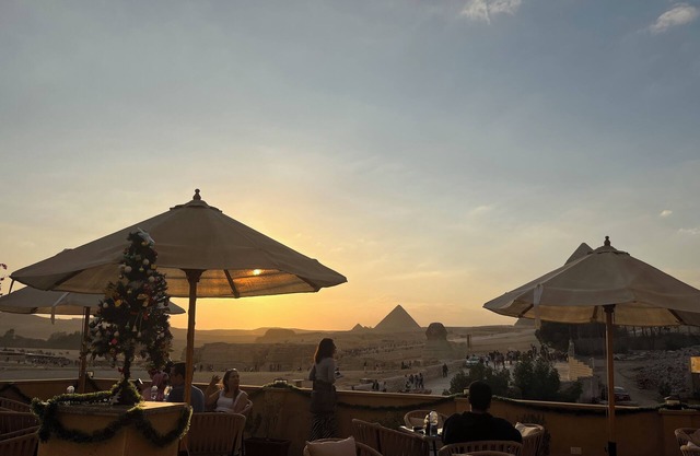 The Gate Hotel Front Pyramids & Sphinx View