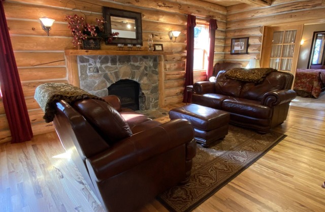 The Gingerbread Cottage - 2.5 acres, craft or meeting room