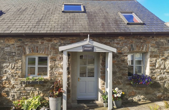 THE GRANARY, family friendly, character holiday cottage in Dulas