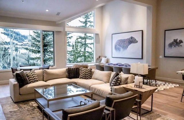 The Grand View-Gorgeous townhome and views, 5 min to Silver Lake Lodge & Stein