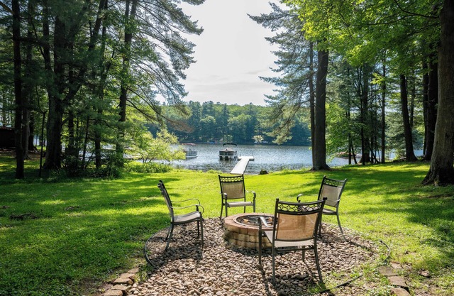 The Great Outdoors: Lakefront, Private Dock, Hot Tub, Pool Table!