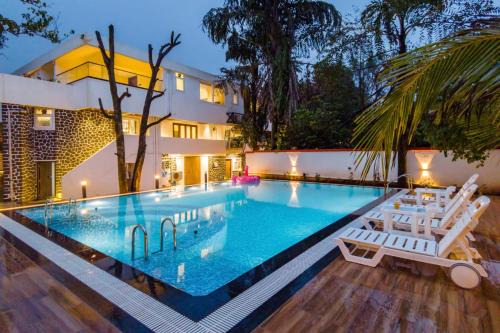 The Grey Medley by StayVista with Mediterranean interiors, Swimming pool, Jacuzzi, Projector & A lush lawn with Gazebo