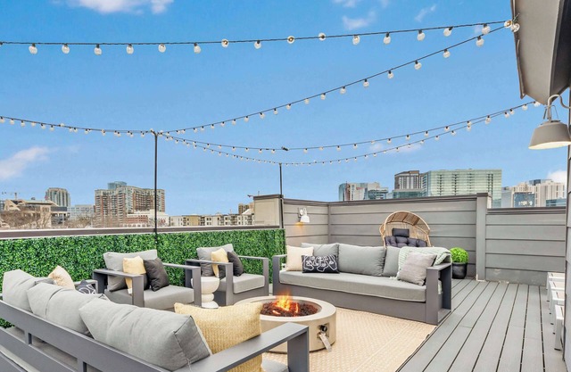 The Hawkins House - Walk to Gulch, Rooftop views!