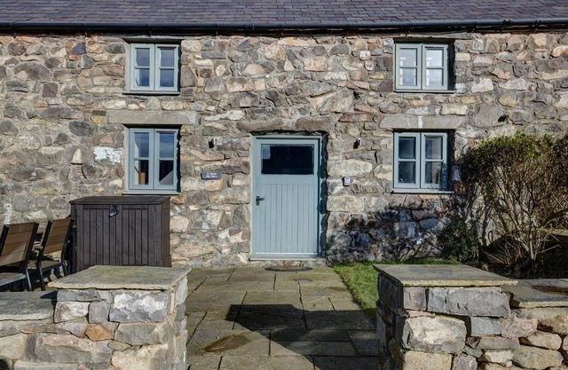 The Hay Barn - Exclusive 2 bedroom stone cottage