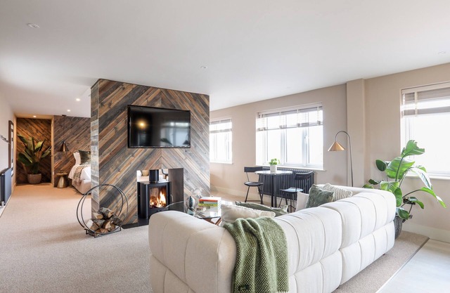 THE HAYLOFT, romantic, luxury holiday cottage in Llanfechell