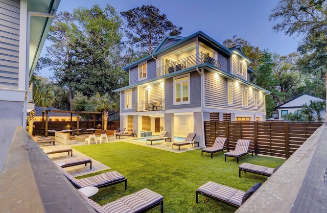 The Heron's Nest - Look no further than this 10-bedroom Home on HHI!