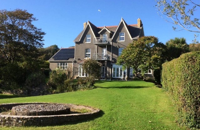 The Hollies is situated in the beautiful area of Horton in the Gower Peninsular