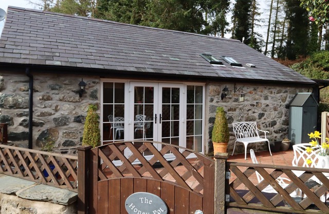 THE HONEY POT, pet friendly, with a garden in Garndolbenmaen