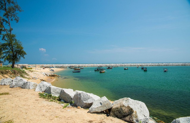 The house is a semi-detached house with plenty of parking ,and near to the beach